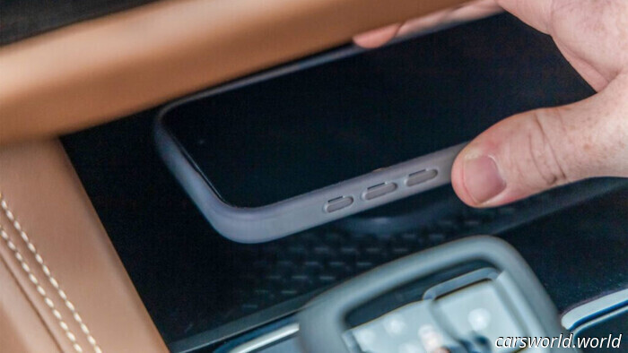 Nissan наконец-то исправил беспроводную зарядку, если только у вас не тот телефон | Carscoops